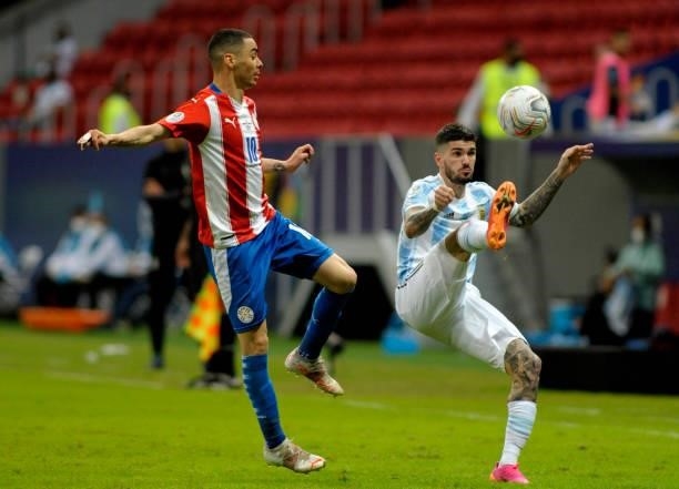 Rodrigo De Paul of Argentina controls the ball against Miguel Almiron of Paraguay during the match between Argentina and Paraguay at Mane Garrincha...