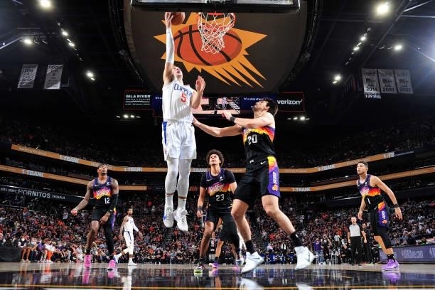 Luke Kennard of the LA Clippers shoots the ball during the game against the Phoenix Suns during Game 2 of the Western Conference Finals of the 2021...