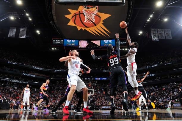 Patrick Beverley of the LA Clippers shoots the ball during the game against the Phoenix Suns during Game 2 of the Western Conference Finals of the...