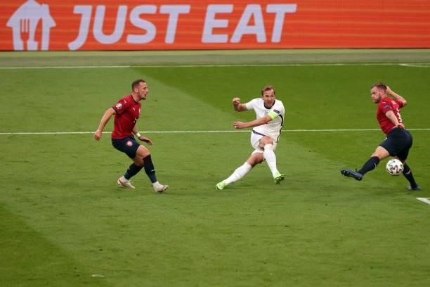 Harry Kane of England shoots watched by Vladimir Coufal and Ondrej Celustka of Czech Republic during the UEFA Euro 2020 Championship Group D match...