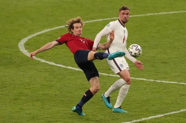 Alex Kral of Czech Republic in action with Jordan Henderson of England during the UEFA Euro 2020 Championship Group D match between Czech Republic...