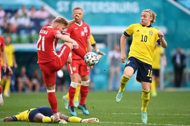 Poland's midfielder Kamil Jozwiak fights for the ball with Sweden's midfielder Emil Forsberg during the UEFA EURO 2020 Group E football match between...