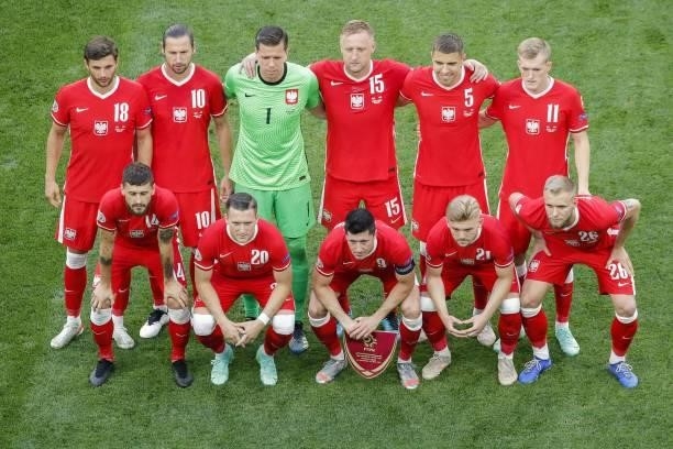 Poland's defender Bartosz Bereszynski, midfielder Grzegorz Krychowiak, goalkeeper Wojciech Szczesny, defender Kamil Glik, defender Jan Bednarek,...