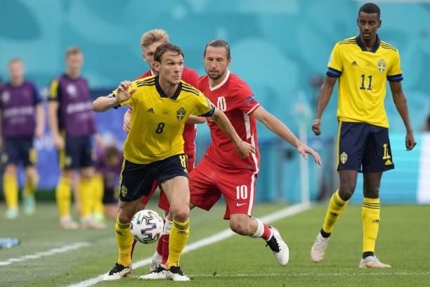 Sweden's midfielder Albin Ekdal fights for the ball with Poland's midfielder Grzegorz Krychowiak during the UEFA EURO 2020 Group E football match...
