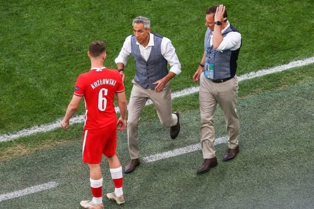 Poland's Portuguese coach Paulo Sousa gives instruction to Kacper Kozlowski and Jakub Kwiatkowski during the UEFA EURO 2020 Group E football match...