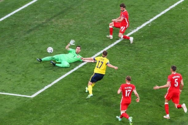 Sweden's midfielder Viktor Claesson shoots and scores his team's third goal to Wojciech Szczesny of Poland during the UEFA EURO 2020 Group E football...