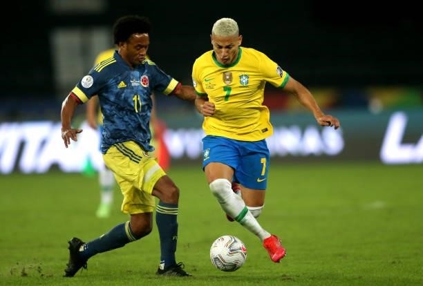 Richarlison of Brazil competes for the ball with Juan Cuadrado of Colombia during the match between Brazil and Colombia as part of Conmebol Copa...
