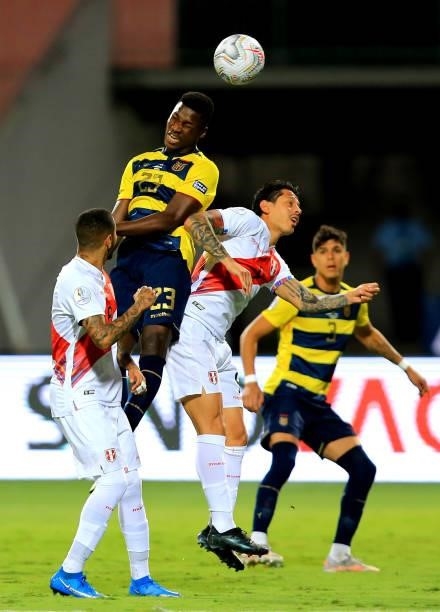 Moises Caicedo of Ecuador heads the ball against Gianluca Lapadula of Peru during the match between Colombia and Peru as part of Conmebol Copa...