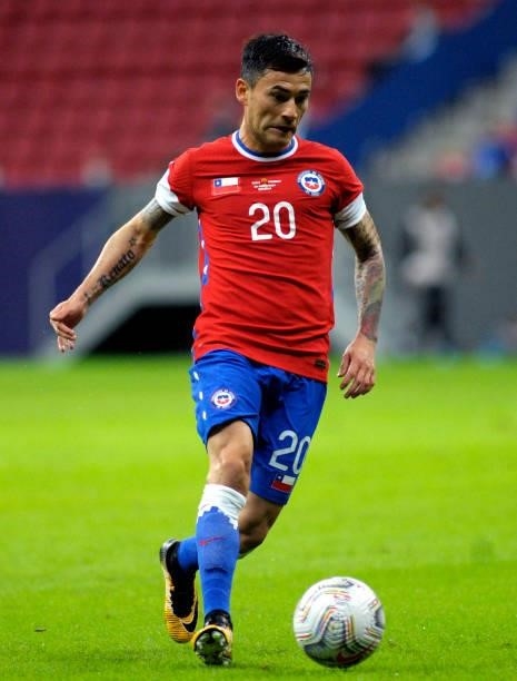 Charles Aranguiz of Chile controls the ball during the match between Chile and Paraguay as part of Conmebol Copa America Brazil 2021 at Mane...