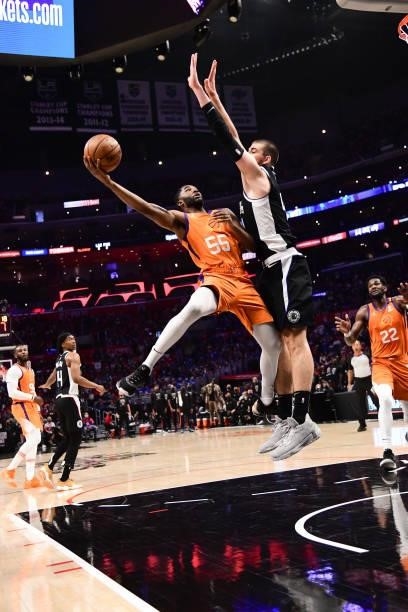Twaun Moore of the Phoenix Suns drives to the basket during the game against the LA Clippers during Game 3 of the Western Conference Finals of the...