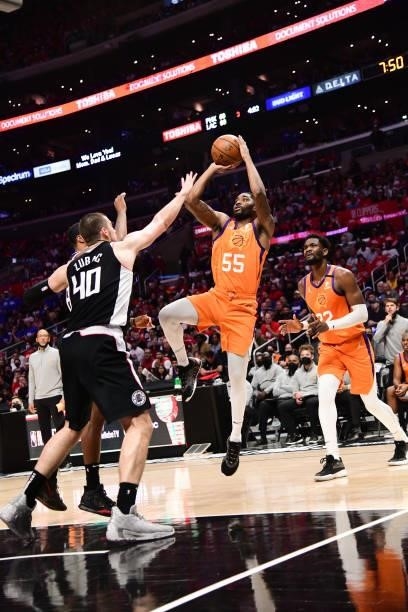 Twaun Moore of the Phoenix Suns drives to the basket during the game against the LA Clippers during Game 3 of the Western Conference Finals of the...
