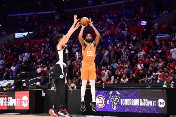 Twaun Moore of the Phoenix Suns shoots the ball during the game against the LA Clippers during Game 3 of the Western Conference Finals of the 2021...