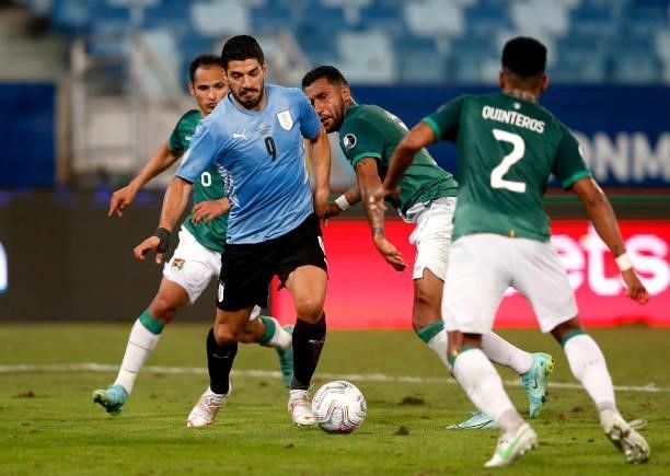 Luis Suarez of Uruguay competes for the ball with Leonel Justiniano ,Adrian Jusino and Jairo Quinteros of Bolivia ,during the match between Bolivia...