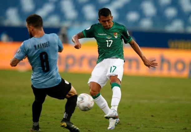 Roberto Carlos Fernandez of Bolivia competes for the ball with Nahitan Nandez of Uruguay ,during the match between Bolivia and Uruguay as part of...