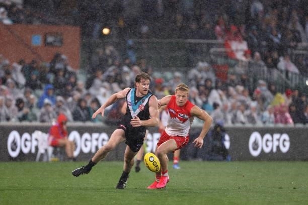 Tom Jonas of the Power competes with Isaac Heeney of the Swans during the 2021 AFL Round 15 match between the Port Adelaide Power and the Sydney...