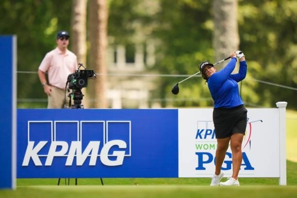 Lizette Salas hits her tee shot on the 16th hole during the third round for the 2021 KPMG Women's Championship at the Atlanta Athletic Club on June...