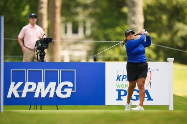 Lizette Salas hits her tee shot on the 16th hole during the third round for the 2021 KPMG Women's Championship at the Atlanta Athletic Club on June...