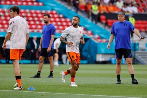 Netherlands' forward Memphis Depay warms up before the UEFA EURO 2020 round of 16 football match between the Netherlands and the Czech Republic at...