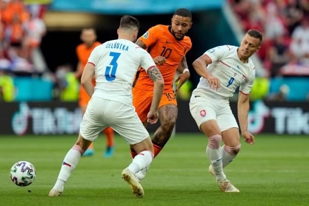 Netherlands' forward Memphis Depay challenges Czech Republic's defender Ondrej Celustka and Czech Republic's midfielder Tomas Holes during the UEFA...