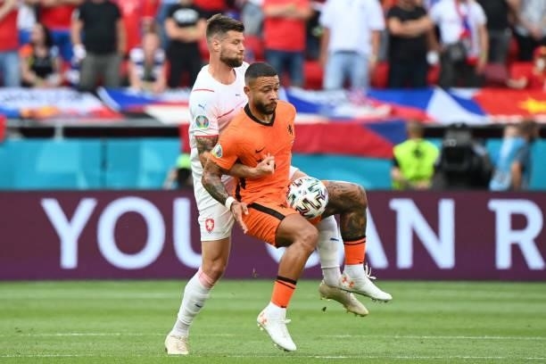 Czech Republic's defender Ondrej Celustka fights for the ball with Netherlands' forward Memphis Depay during the UEFA EURO 2020 round of 16 football...