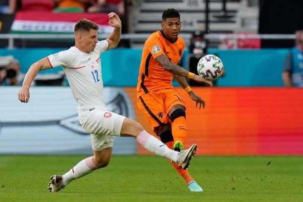 Czech Republic's midfielder Lukas Masopust challenges Netherlands' defender Patrick van Aanholt during the UEFA EURO 2020 round of 16 football match...