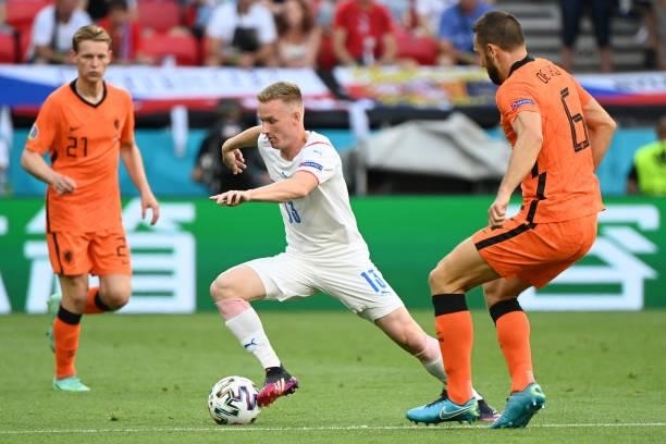 Czech Republic's midfielder Tomas Soucek fights for the ball with Netherlands' defender Stefan de Vrij during the UEFA EURO 2020 round of 16 football...