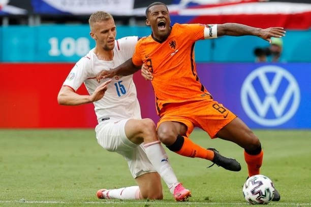 Czech Republic's midfielder Tomas Soucek fouls Netherlands' midfielder Georginio Wijnaldum during the UEFA EURO 2020 round of 16 football match...