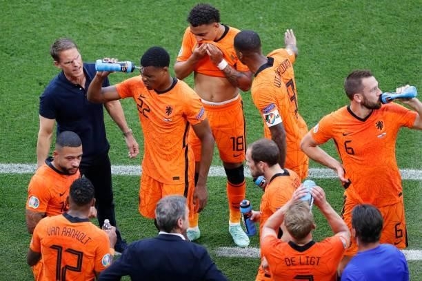 Netherlands' coach Frank de Boer speaks to his players during the UEFA EURO 2020 round of 16 football match between the Netherlands and the Czech...