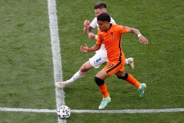 Netherlands' forward Donyell Malen fights for the ball with Czech Republic's defender Ondrej Celustka during the UEFA EURO 2020 round of 16 football...