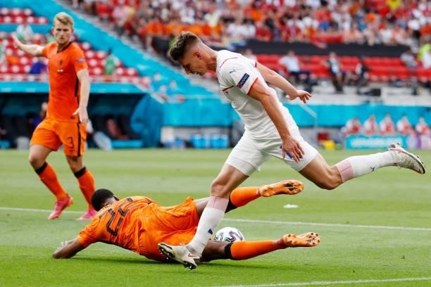 Czech Republic's midfielder Lukas Masopust challenges Netherlands' defender Denzel Dumfries during the UEFA EURO 2020 round of 16 football match...