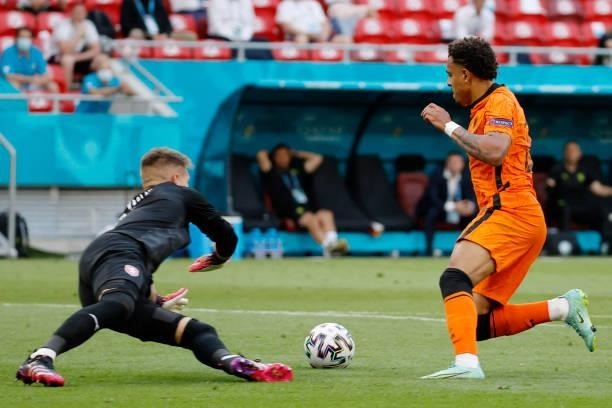 Czech Republic's goalkeeper Tomas Vaclik stops a shot on goal by Netherlands' forward Donyell Malen during the UEFA EURO 2020 round of 16 football...