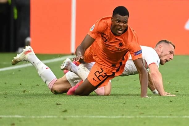 Czech Republic's defender Vladimir Coufal fouls Netherlands' defender Denzel Dumfries leading to a yellow card during the UEFA EURO 2020 round of 16...