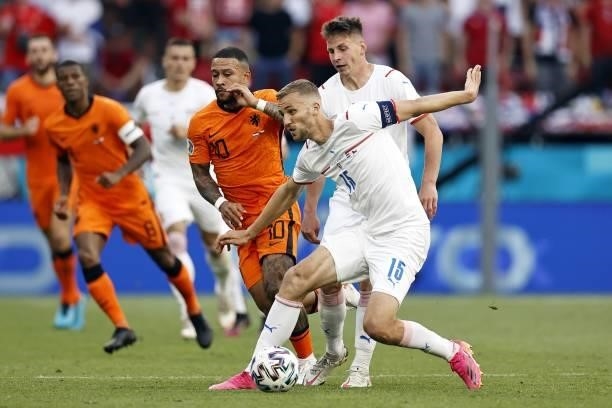 Memphis Depay of Holland, Tomas Soucek of the Czech Republic during the UEFA EURO 2020 match between the Netherlands and the Czech Republic at Puskas...