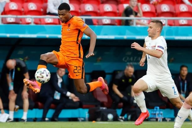 Czech Republic's defender Pavel Kaderabek challenges Netherlands' defender Denzel Dumfries during the UEFA EURO 2020 round of 16 football match...