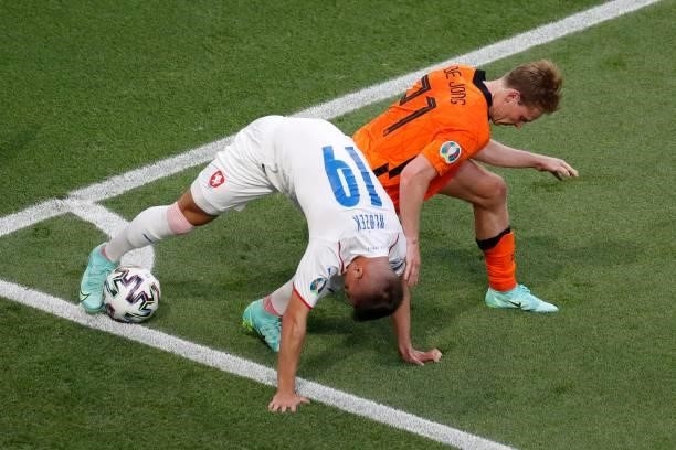 Netherlands' midfielder Frenkie de Jong fights for the ball with Czech Republic's midfielder Adam Hlozek during the UEFA EURO 2020 round of 16...