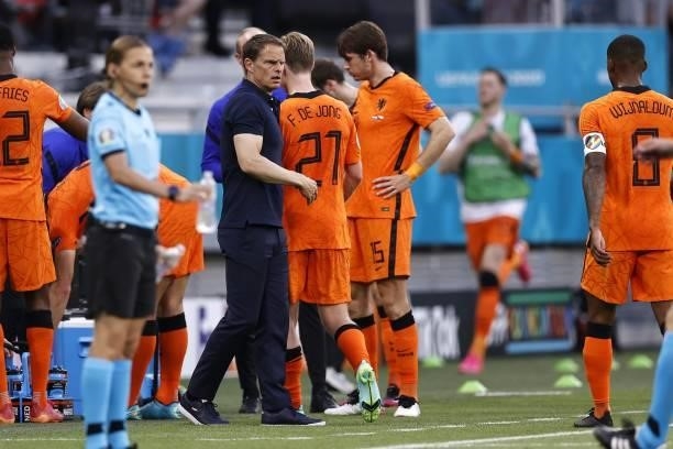 Holland coach Frank de Boer, Frenkie de Jong of Holland, Marten de Roon of Holland, Georginio Wijnaldum of Holland during the UEFA EURO 2020 game...