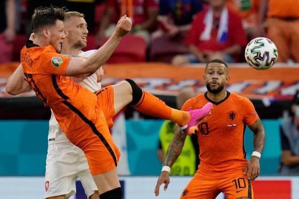 Czech Republic's midfielder Tomas Soucek challenges Netherlands' forward Wout Weghorst during the UEFA EURO 2020 round of 16 football match between...