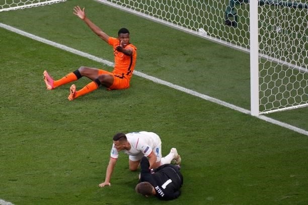 Netherlands' defender Denzel Dumfries reatcs after Czech Republic's goalkeeper Tomas Vaclik catched the ball during the UEFA EURO 2020 round of 16...