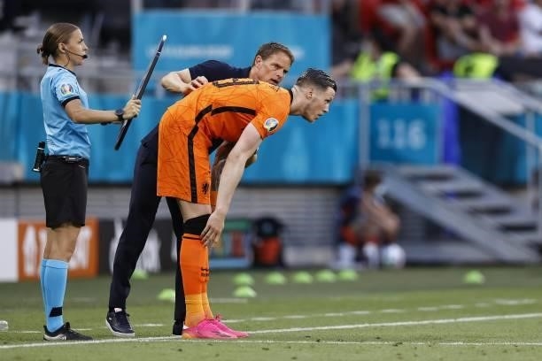 Holland coach Frank de Boer, Wout Weghorst of Holland during the UEFA EURO 2020 match between the Netherlands and the Czech Republic at Puskas Arena...