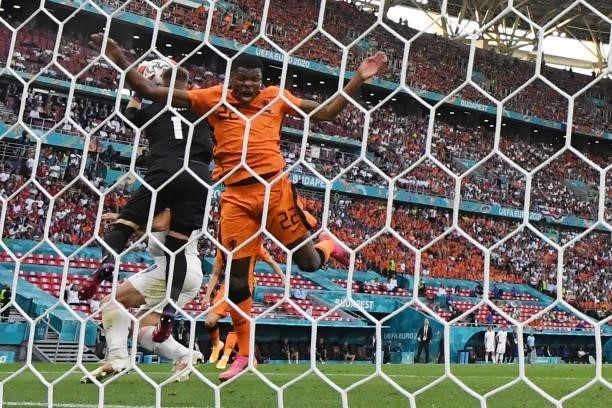 Czech Republic's goalkeeper Tomas Vaclik stops a shot on goal by Netherlands' defender Denzel Dumfries during the UEFA EURO 2020 round of 16 football...