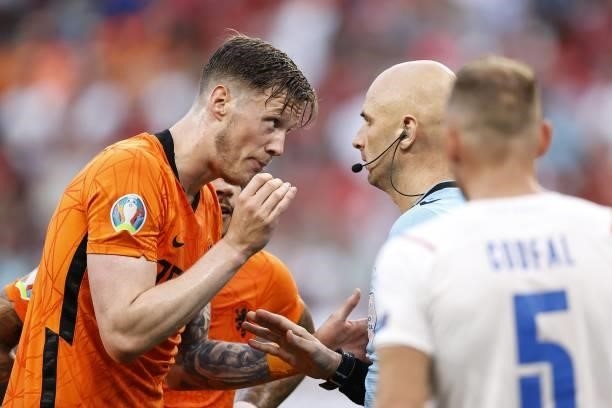 Wout Weghorst of Holland, referee Sergei Karasev during the UEFA EURO 2020 match between the Netherlands and the Czech Republic at the Puskas Arena...