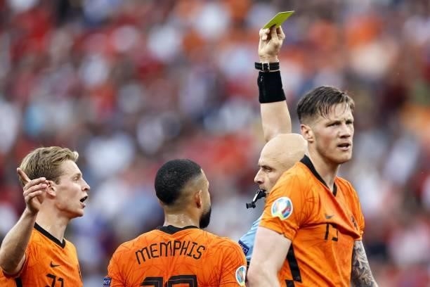 Frenkie de Jong of Holland, Memphis Depay of Holland, referee Sergei Karasev, Wout Weghorst of Holland during the UEFA EURO 2020 match between the...