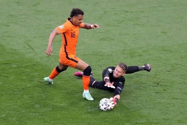 Donyell Malen of Holland, Czech Republic goalkeeper Tomas Vaclik during the UEFA EURO 2020 match between the Netherlands and the Czech Republic at...