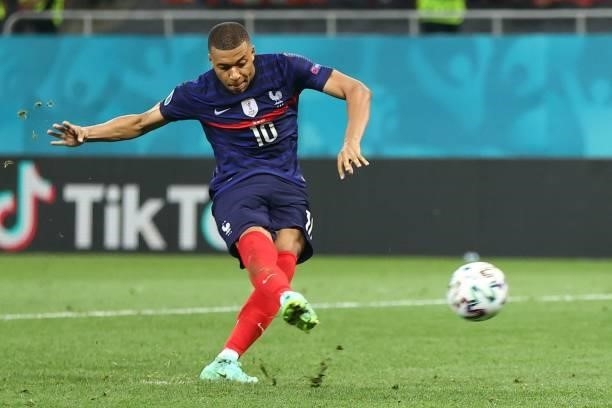 France's forward Kylian Mbappe fails to convert a penalty during the UEFA EURO 2020 round of 16 football match between France and Switzerland at the...
