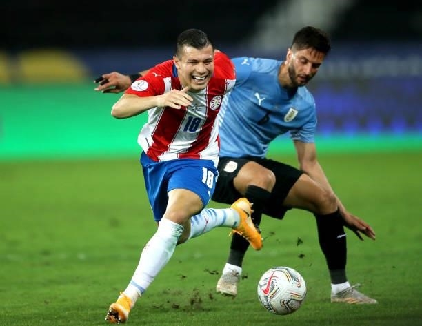 Braian Samudio of Paraguay competes for the ball with Rodrigo Bentancur of Uruguay during the match between Uruguay and Paraguay as part of Conmebol...