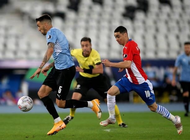 Matias Vecino of Uruguay controls the ball against Miguel Almiron of Paraguay during the match between Uruguay and Paraguay as part of Conmebol Copa...