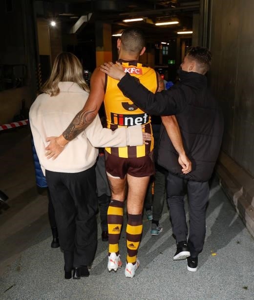 Shaun Burgoyne of the Hawks leaves the field after his 400th match with wife Amy and son Ky during the 2021 AFL Round 16 match between the Hawthorn...