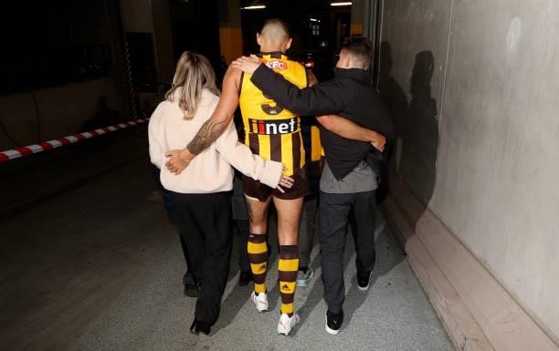 Shaun Burgoyne of the Hawks leaves the field after his 400th match with wife Amy and son Ky during the 2021 AFL Round 16 match between the Hawthorn...
