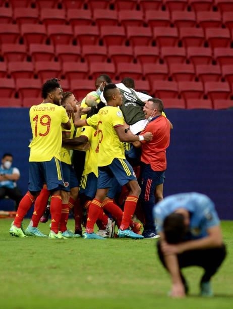 Goalkeeper David Ospina of Colombia celebrates with teammates winning a penalty shootout after the Quarterfinal match between Uruguay and Colombia as...