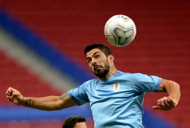 Luis Suarez of Uruguay heads the ball during the Quarterfinal match between Uruguay and Colombia as part of Conmebol Copa America Brazil 2021 at Mane...